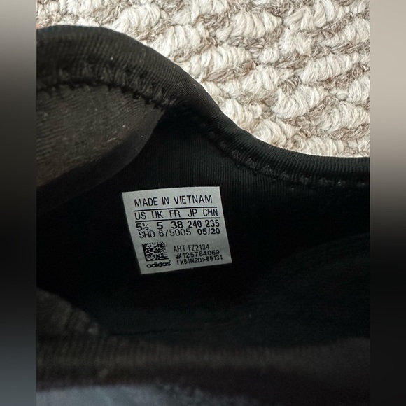 Adidas Shoes (worn only a few times)
Size 5.5 Youth / 7 Women’s. Colour Black - Picture 6 of 6